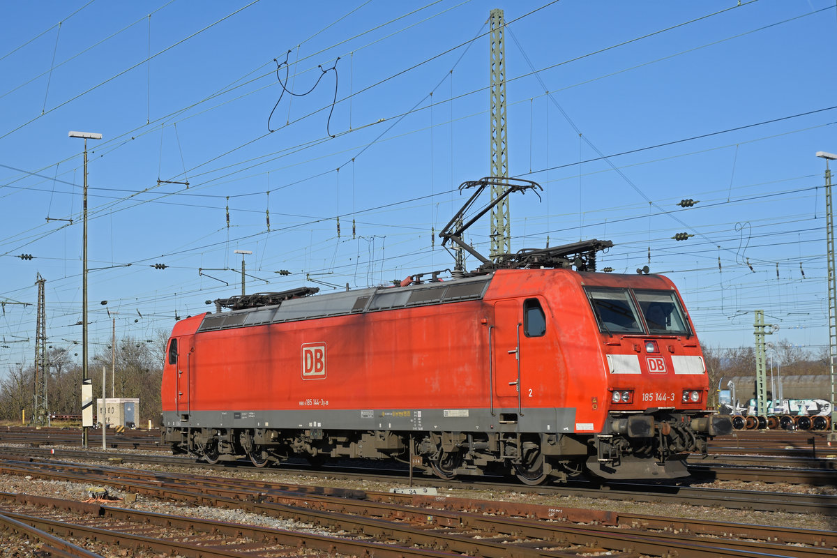 DB Lok 185 144-3 durchfährt solo den badischen Bahnhof. Die Aufnahme stammt vom 16.01.2020.