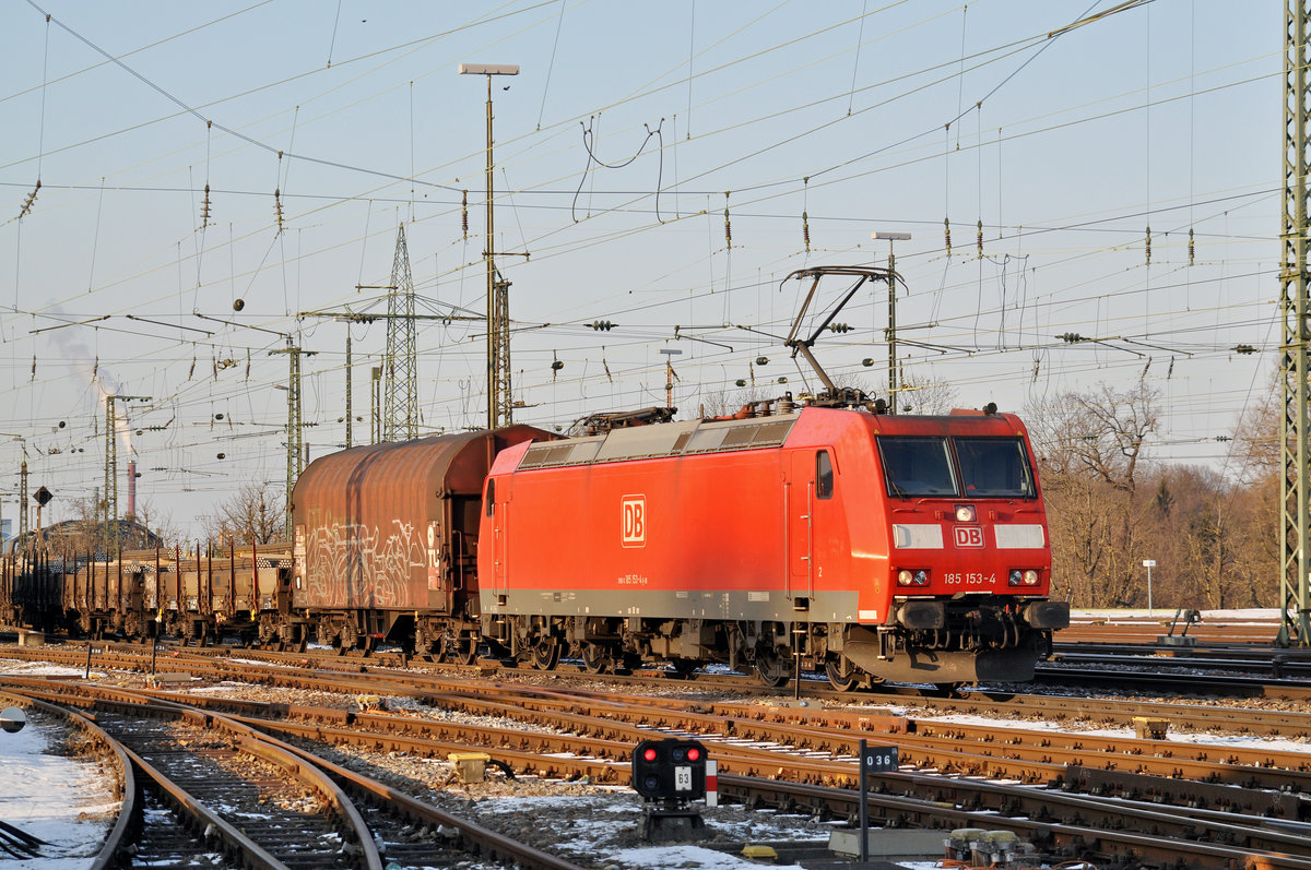 Db Lok 185 153-4 durchfährt den Badischen Bahnhof. Das abzweigende Gleis führt auf einen Parkplatz, von wo aus auch diese Aufnahme am 18.01.2017 entstand.