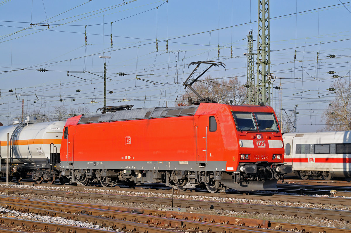 DB Lok 185 159-1 durchfährt den Badischen Bahnhof. Die Aufnahme stammt vom 01.12.2016.