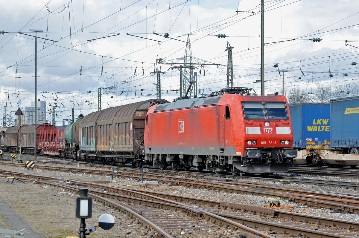 DB Lok 185 163-3 durchfährt den Badischen Bahnhof. Die Aufnahme stammt vom 16.03.2018.