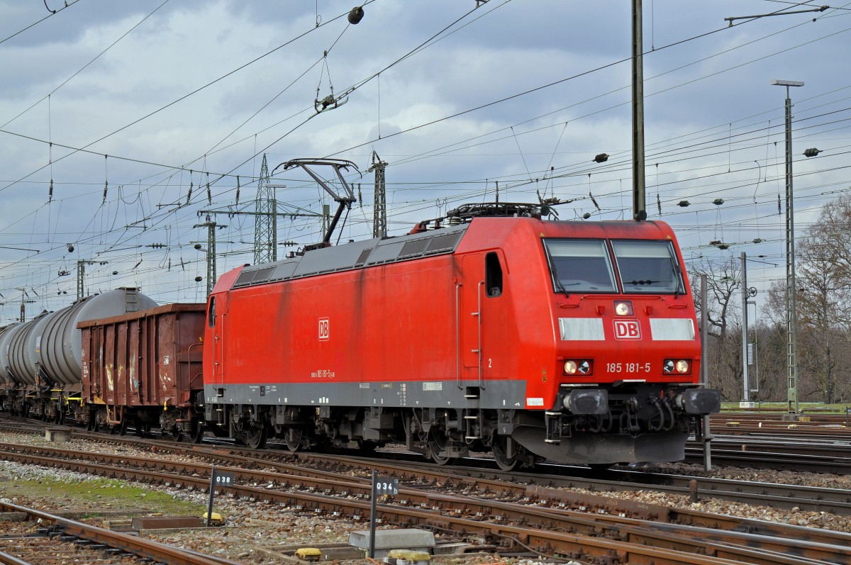 DB Lok 185 181-5 durchfährt den Badischen Bahnhof. Die Aufnahme stammt vom 18.02.2016.