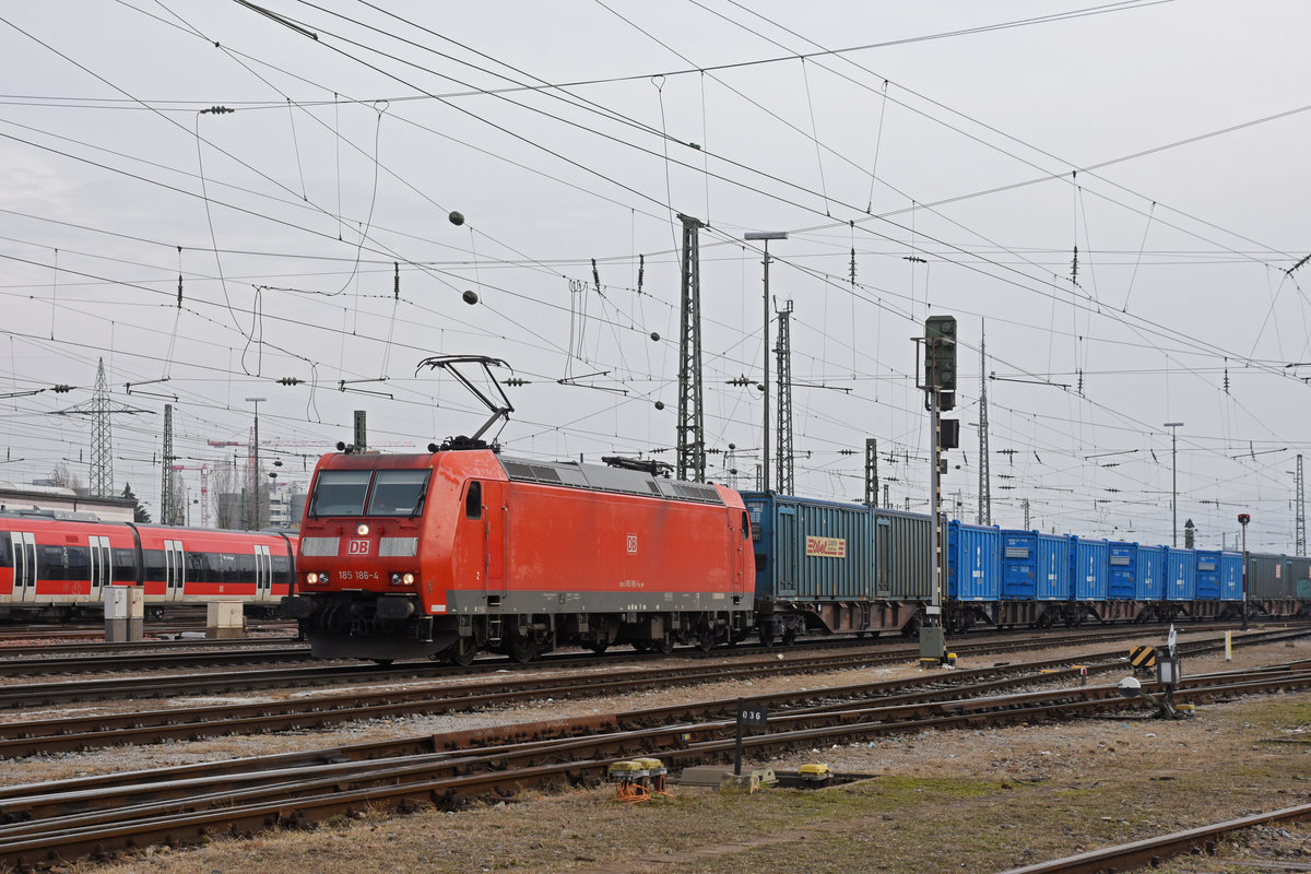 DB Lok 185 186-4 durchfährt den badischen Bahnhof. Die Aufnahme stammt vom 21.11.2018.