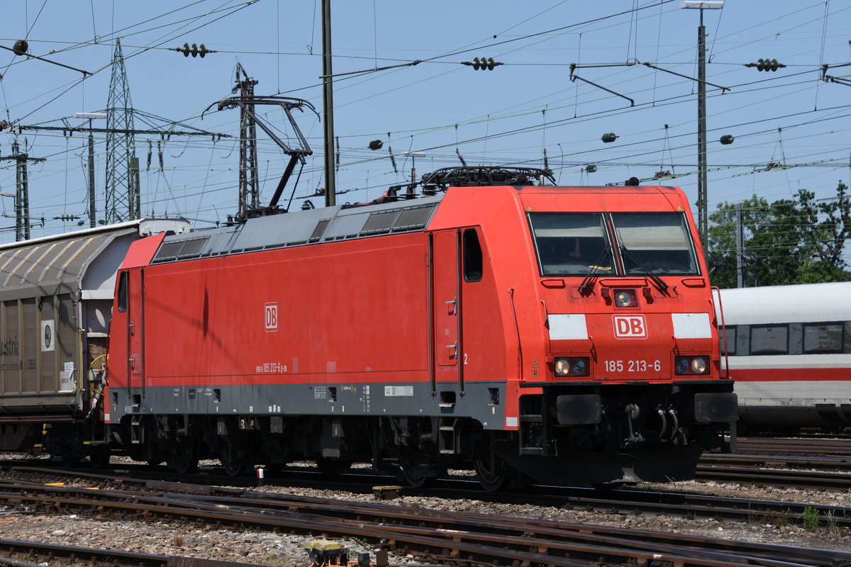 DB Lok 185 213-6 durchfährt den badischen Bahnhof. Die Aufnahme stammt vom 04.07.2019.