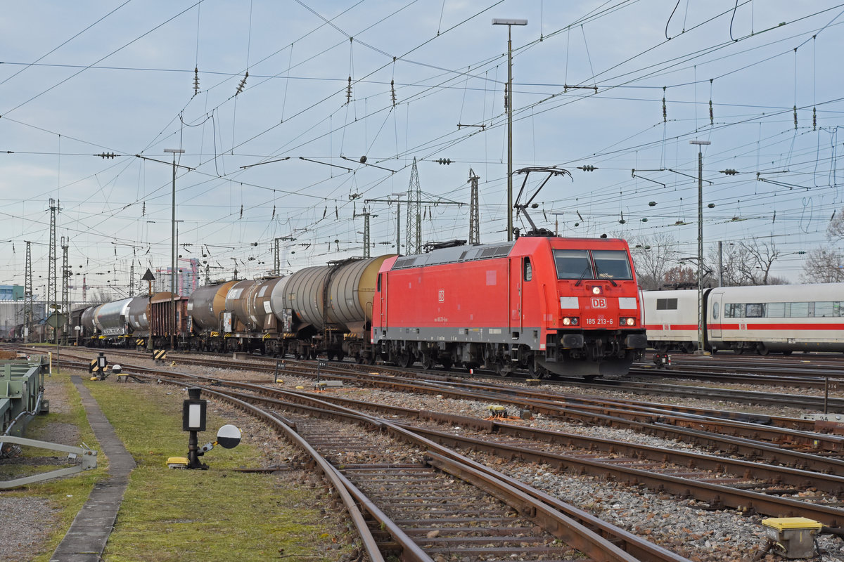 DB Lok 185 213-6 durchfährt den badischen Bahnhof. Die Aufnahme stammt vom 19.12.2019.