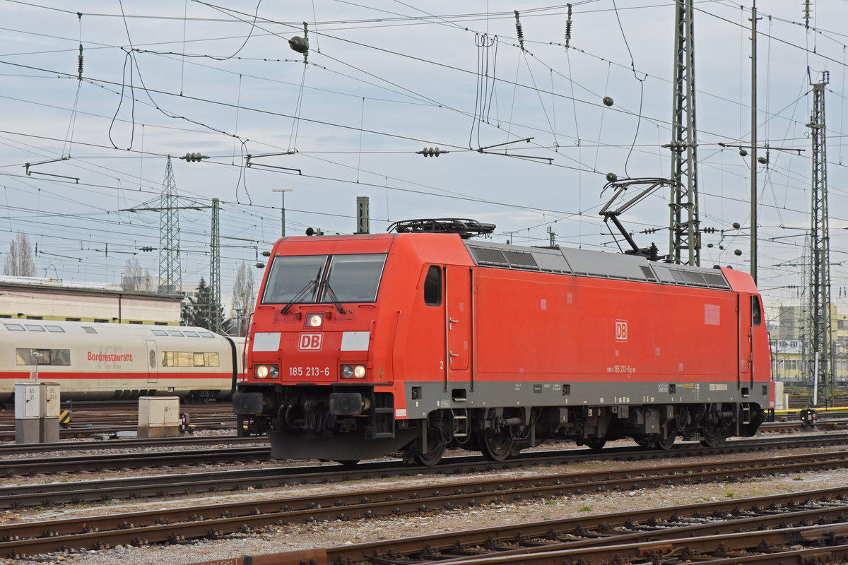 DB Lok 185 213-6 durchfährt solo den badischen Bahnhof. Die Aufnahme stammt vom 19.12.2019.