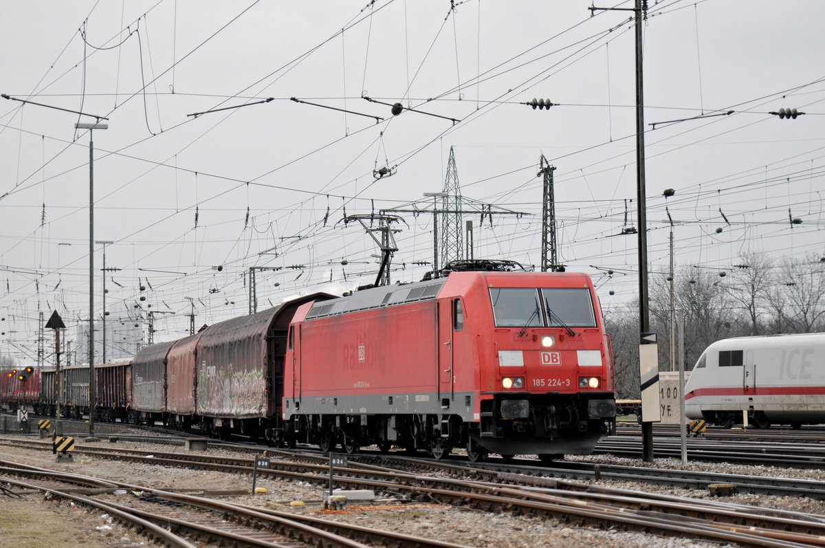 DB Lok 185 224-3 durchfährt den Badischen Bahnhof. Die Aufnahme stammt vom 19.02.2018.