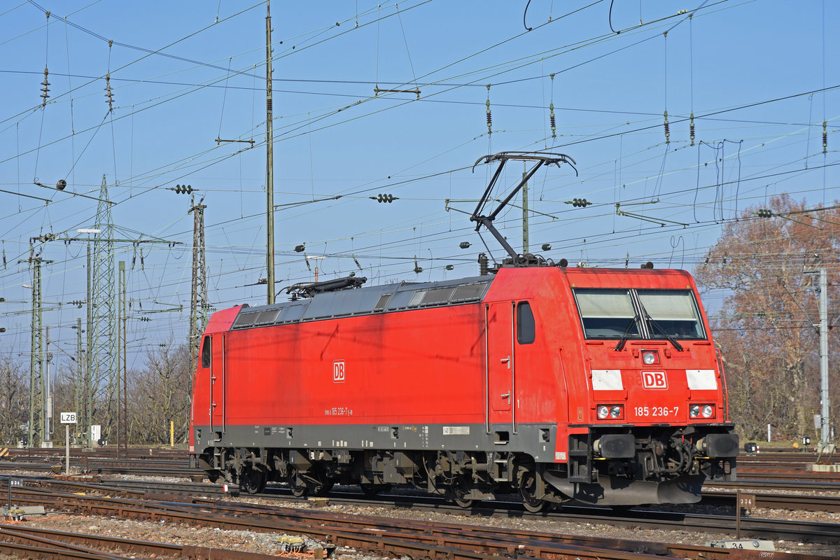 DB Lok 185 236-7 durchfährt den badischen Bahnhof. Die Aufnahme stammt vom 05.02.2019.