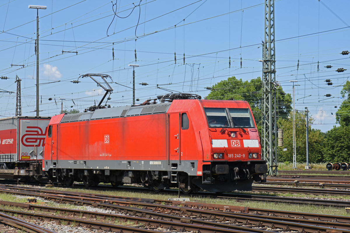 DB Lok 185 240-9 durchfährt den badischen Bahnhof. Die Aufnahme stammt vom 18.07.2018.