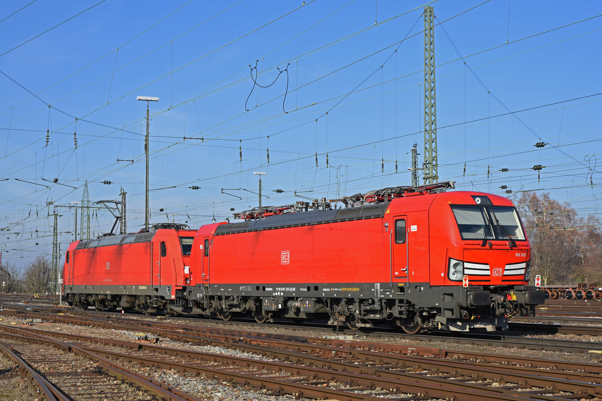 DB Lok 185 248-2 schleppt die Siemens Vectron 193 323-3 durch den badischen Bahnhof. Die Aufnahme stammt vom 05.02.2019.