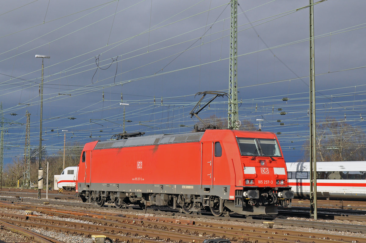 DB Lok 185 257-3 durchfährt solo den Badischen Bahnhof. Die Aufnahme stammt vom 18.01.2018.