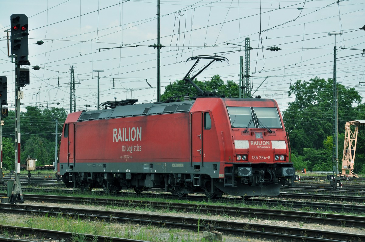 DB Lok 185 264-9 durchfährt den Badischen Bahnhof. Die Aufnahme stammt vom 04.07.2014.