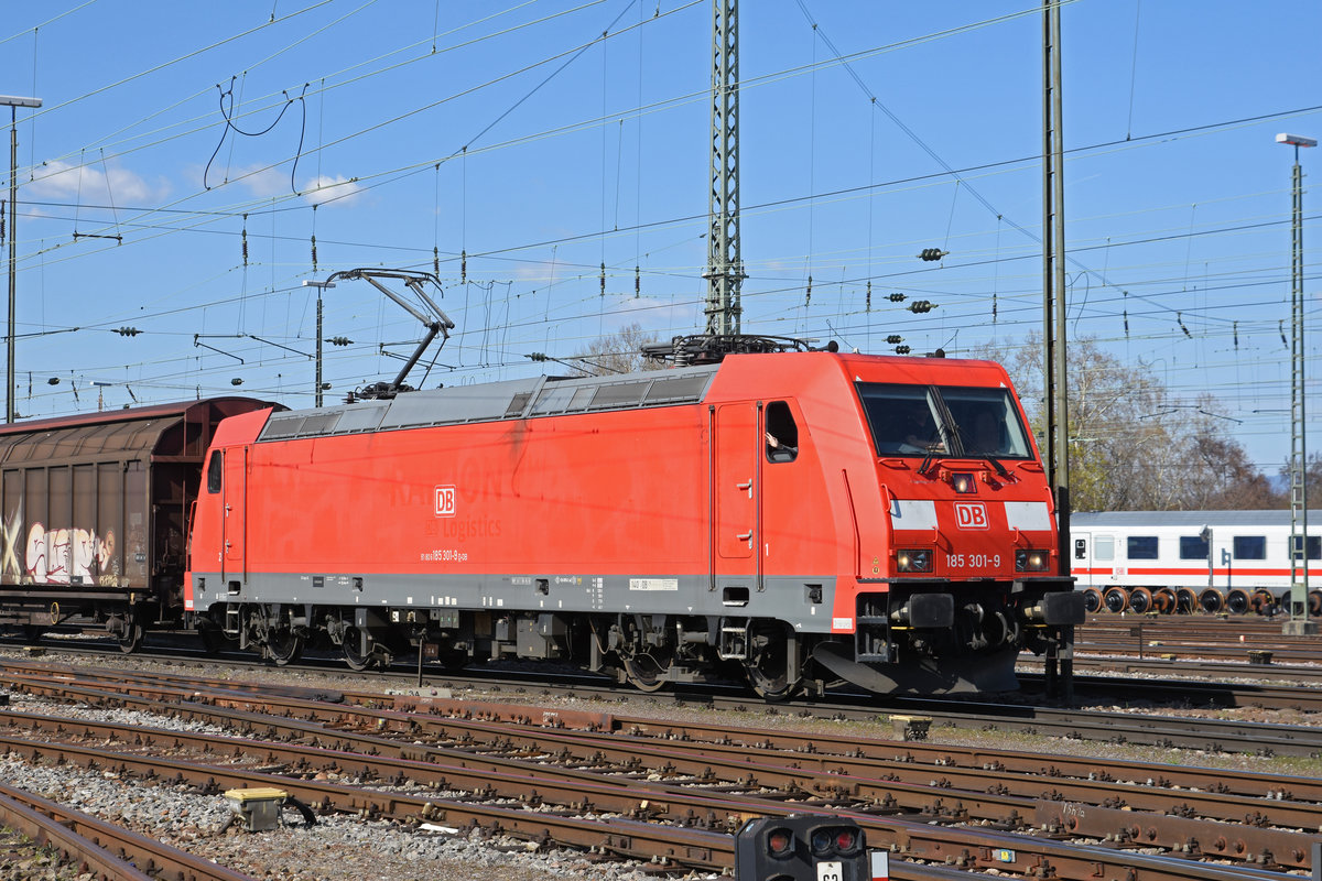 DB Lok 185 301-9 durchfährt den badischen Bahnhof. Die Aufnahme stammt vom 28.03.2019.