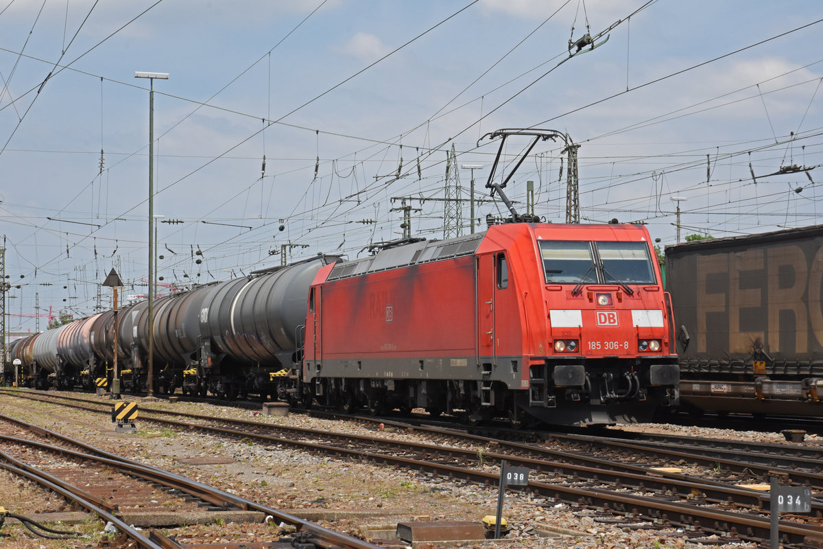 DB Lok 185 306-8 durchfährt den badischen Bahnhof. Die Aufnahme stammt vom 26.05.2020.