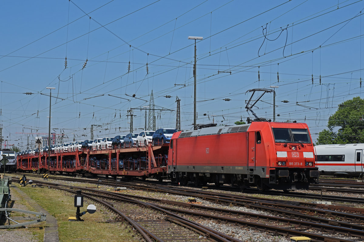 DB Lok 185 373-8 durchfährt den badischen Bahnhof. Die Aufnahme stammt vom 18.05.2020.