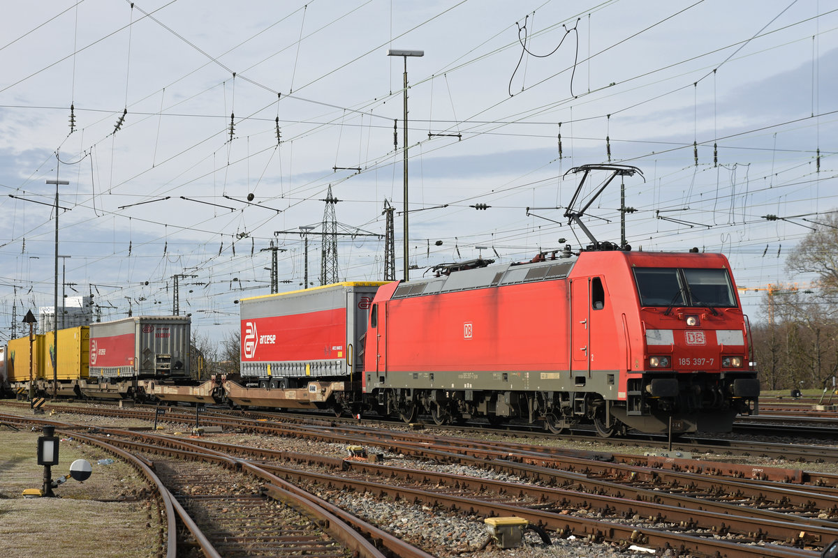 DB Lok 185 397-7 durchfährt den badischen Bahnhof. Die Aufnahme stammt vom 23.03.2019.