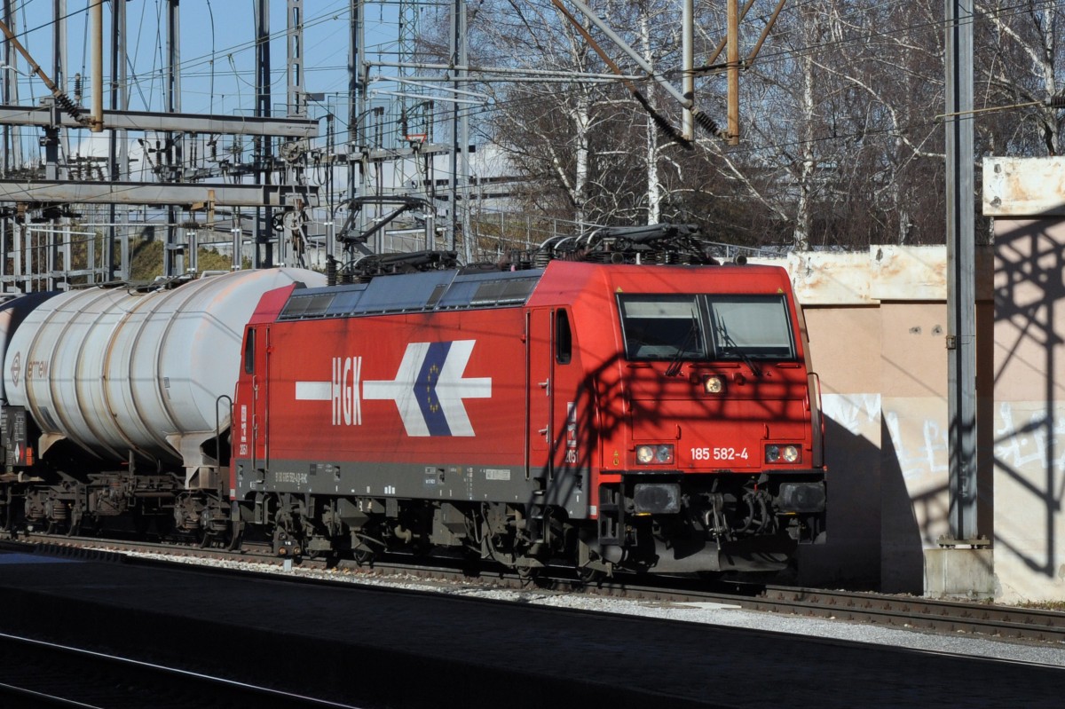 DB Lok 185 582-4 durchfährt den Bahnhof Muttenz. Die Aufnahme stammt vom 20.02.2014.