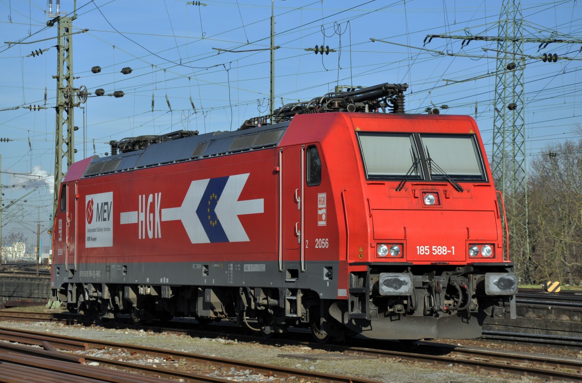 DB Lok 185 588-1 mit einer HGK Werbung am Badischen Bahnhof in Basel. Die Aufnahme stammt vom 17.12.2013.