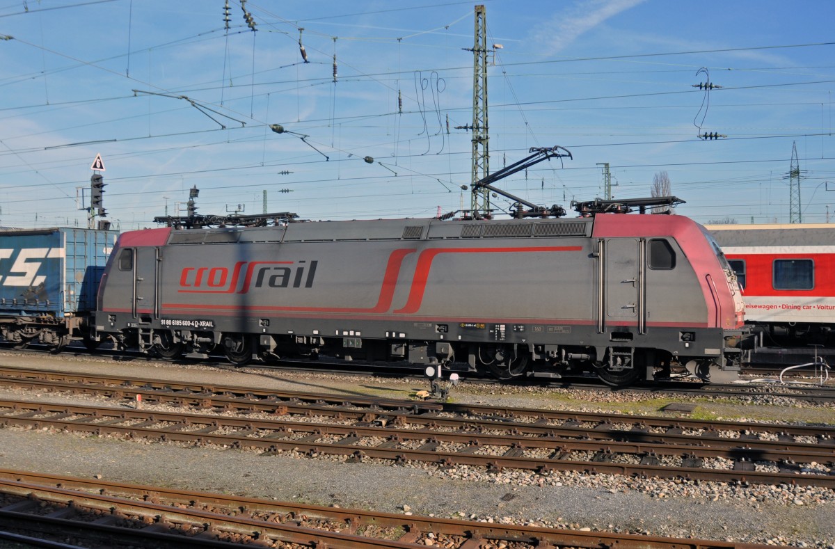 DB Lok 185 600-4 verlässt den Badischen Bahnhof in Basel. Die Aufnahme stammt vom 17.12.2013.