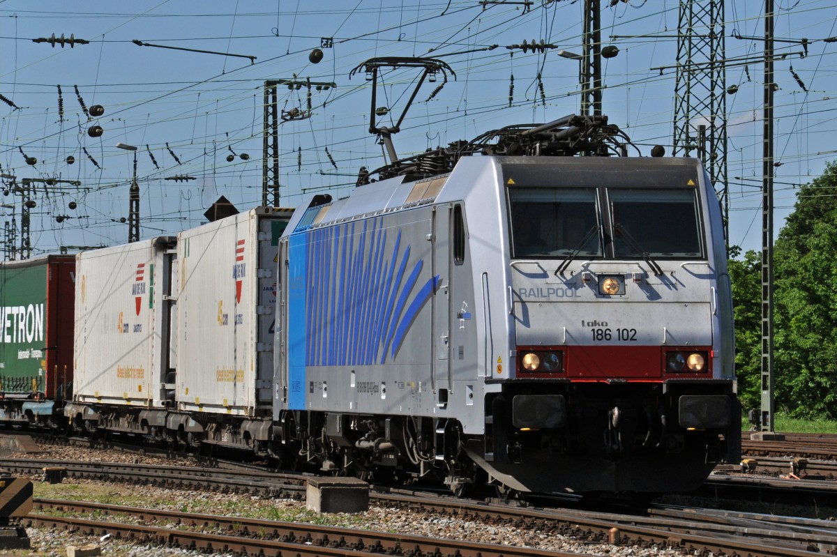 DB Lok 186 102-0 durchfährt den Badischen Bahnhof in Basel. Die Aufnahme stammt vom 23.05.2014.