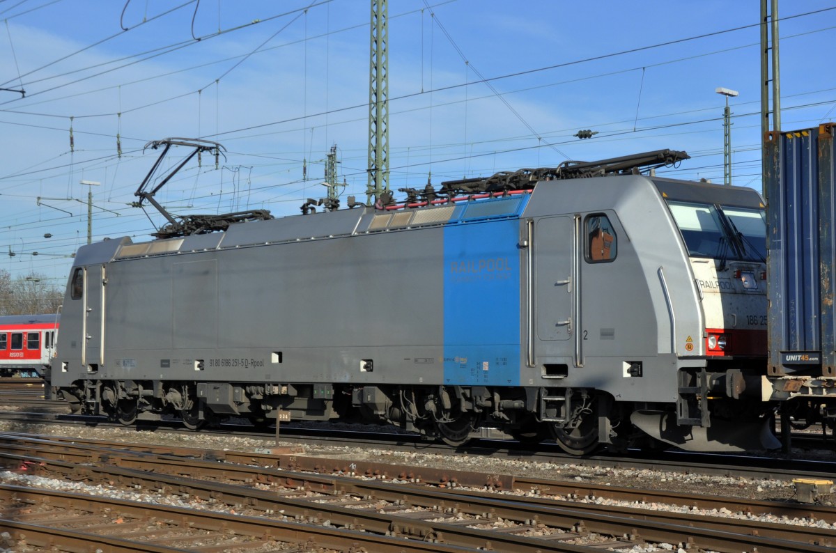 DB Lok 186 251-5 verlässt den Badischen Bahnhof in Basel. Die Aufnahme stammt vom 17.12.2013.