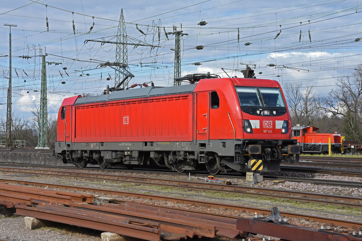 DB Lok 187 143-3 durchfährt solo den badischen Bahnhof. Die Aufnahme stammt vom 23.02.2022.