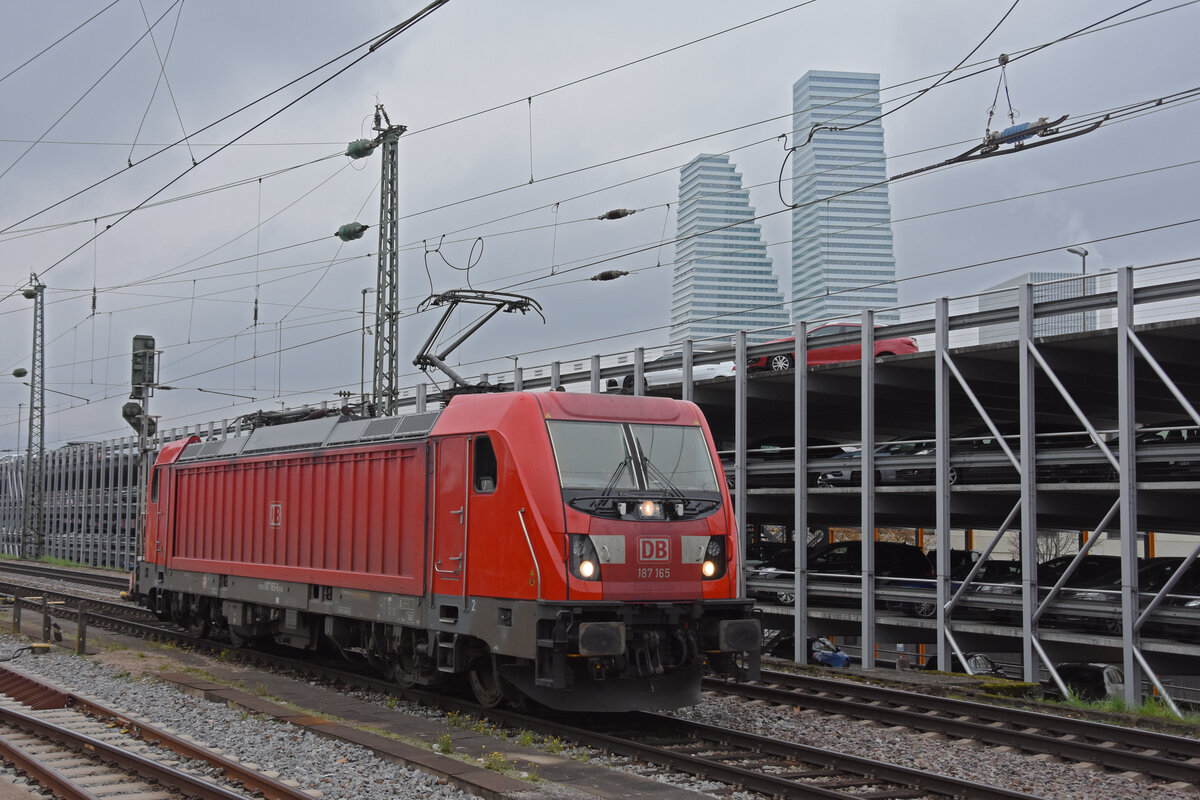 DB Lok 187 165-6 durchfährt am 01.12.2022 solo den badischen Bahnhof.