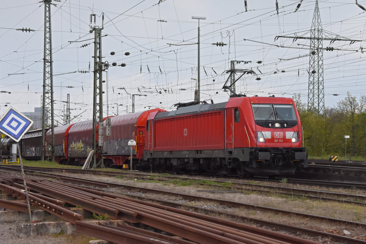 DB Lok 187 172-2 durchfährt den badischen Bahnhof. Die Aufnahme stammt vom 13.04.2021.