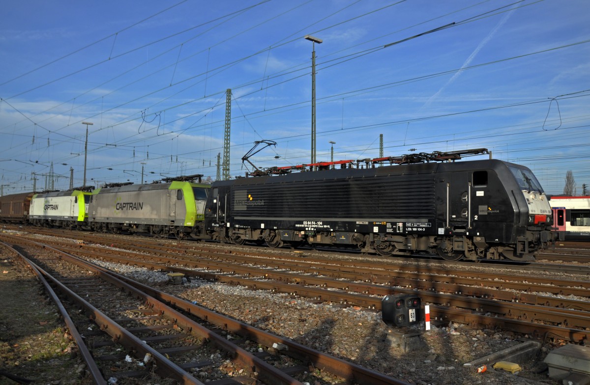 DB Lok 189 104 - 3,zusammen mit der 185 549 und der 185 550 fahren am Badischen Bahnhof in Basel ein. Die Aufnahme stammt vom 21.12.2013.