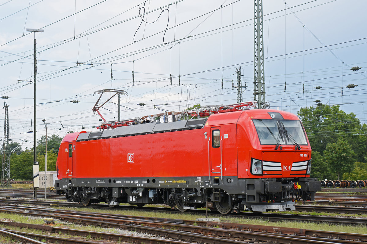 DB Lok 193 326-6 durchfährt den badischen Bahnhof. Die Aufnahme stammt vom 17.07.2018.
