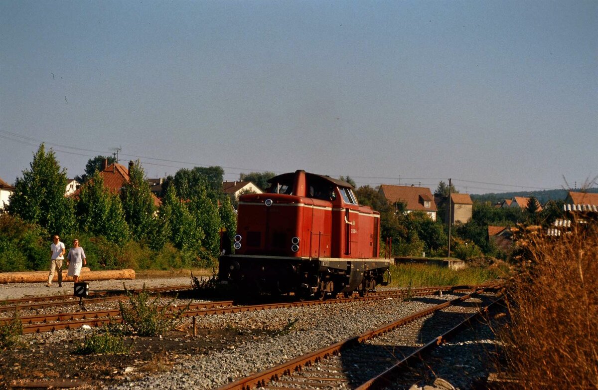 DB-Lok 211 089-8 rangiert am 29.09.1985 bei einer Sonderfahrt vor dem Bahnhof Dettenhausen, der 1985 noch öd und leer war. 