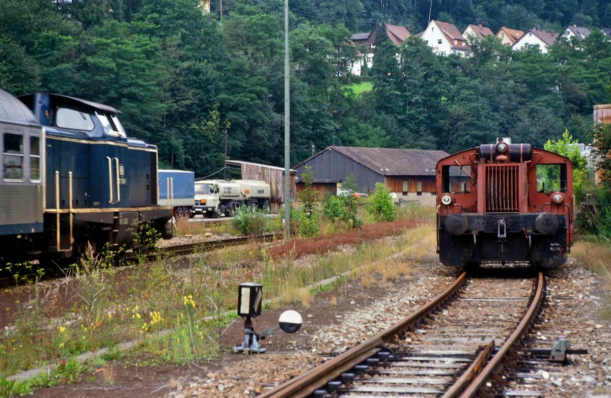 DB-Lok 211 358-7 und die dortige Köf der DB begegnen sich hier in Wildbad, 29.04.1984