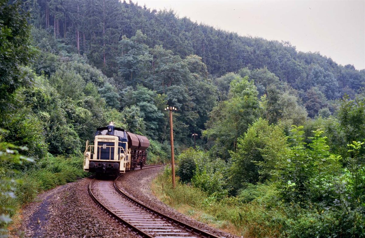 DB-Lok 260 798-4 auf der Zabergäubahn zwischen Lauffen und Leonbronn, 06.09.1984.