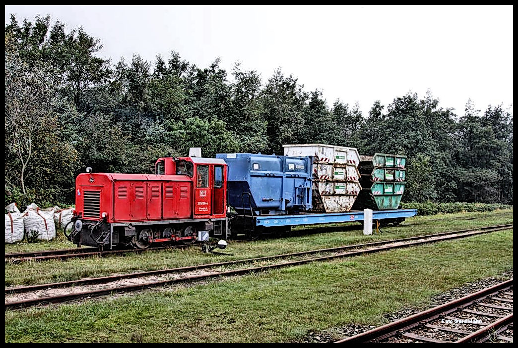 DB Lok 399106 rangiert hier am 30.9.2017 im Bahnhof Wangerooge einen Flachwagen mit leeren Abfall Containern.
