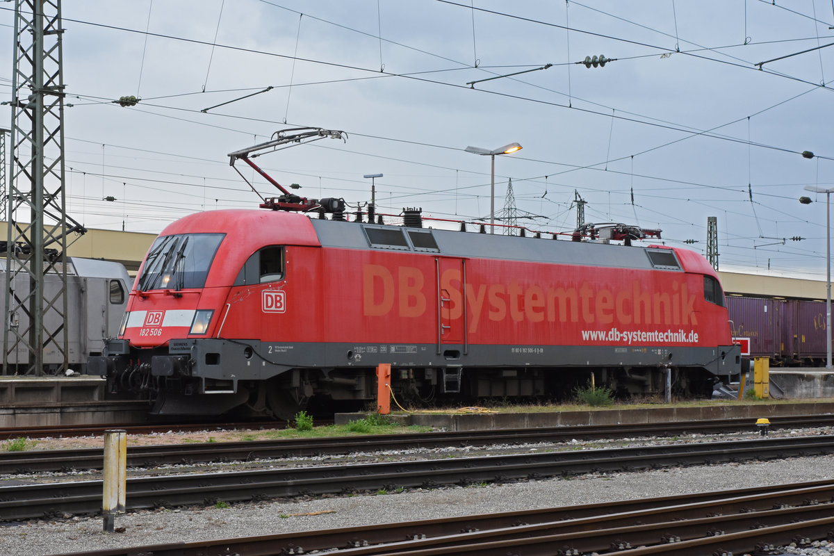 DB Lok Systemtechnik 182 506-6, wird auf einem Abstellgleis aufgerüstet. Die Aufnahme stammt vom 05.11.2019.