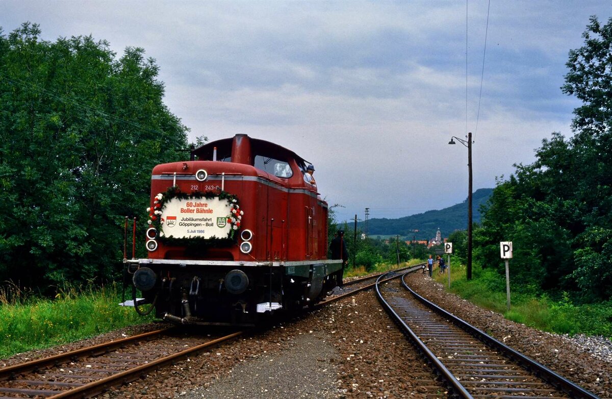 DB-Lokomotive der Baureihe 212 auf der Voralbbahn Göppingen-Boll (DB) bei Rangierarbeiten unweit des Bahnhofs Boll bei einer Sonderfahrt am 05.07.1986.