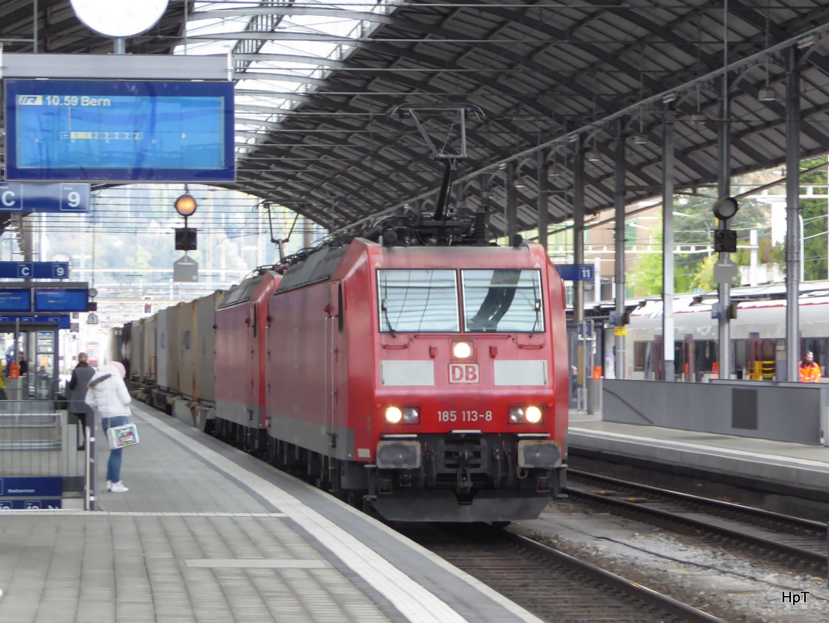 DB - Loks 185 113-8 + 185 ??? mit Güterzug bei der durchfahrt in der Bahnhofshalle in Olten am 16.04.2016