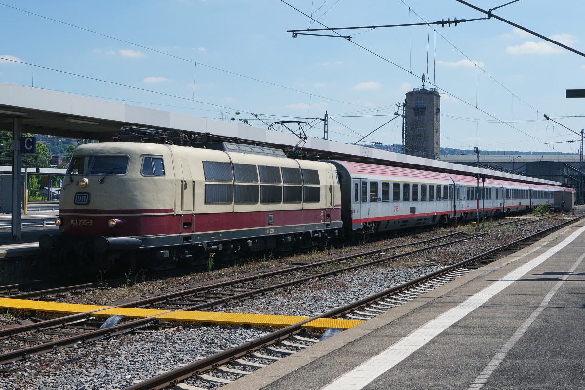 DB: Lokvielfalt auf dem Hbf Stuttgart am 21. Juni 2014. BR 103 235-8 vor dem IC 962/118 Salzburg Hbf, Kufstein-Innsbruck-Hbf-Münster Hbf.
Foto: Walter Ruetsch