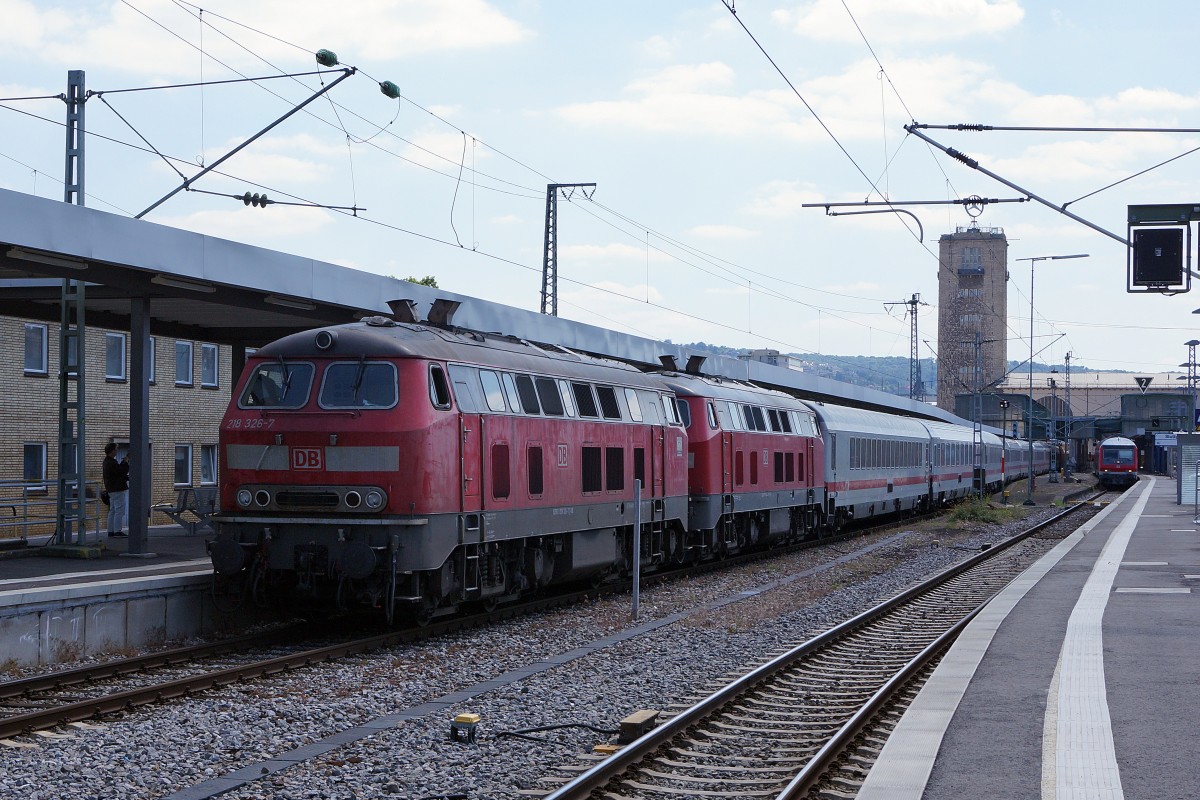 DB: Lokvielfalt auf dem Hbf Stuttgart am 21. Juni 2014. BR 218 326-7 und 218 464-6 kurz vor der Abfahrt nach München.
Foto: Walter Ruetsch
