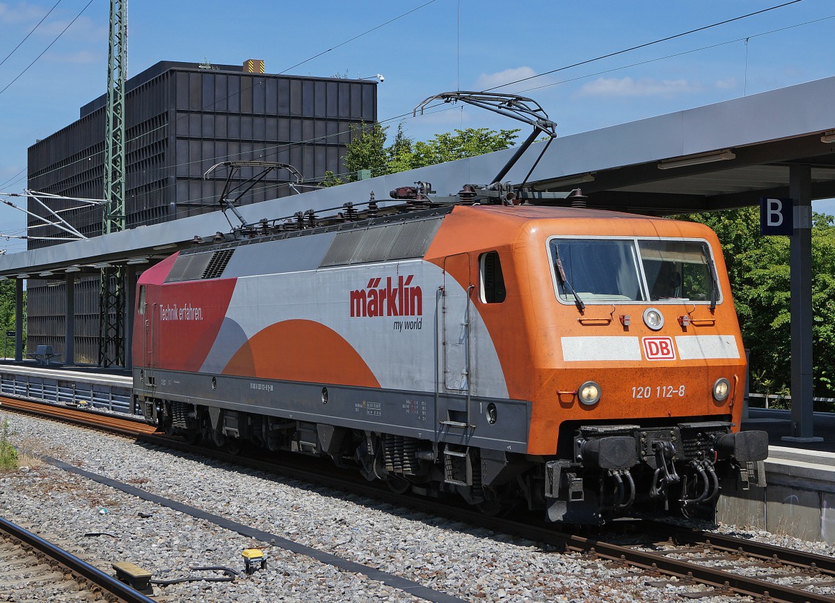 DB: Lokvielfalt auf dem Hbf Stuttgart am 21. Juni 2014. BR 120112-8  märklin  anlässlich einer Rangierfahrt.
Foto: Walter Ruetsch