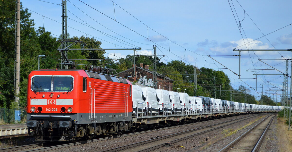 DB Mietpool  143 009  (NVR:  91 80 6143 009-9 D-DB ) vermietet an DeltaRail und einem Nutzfahrzeug-Transportzug am 31.08.22 Durchfahrt Bahnhof Niederndodeleben.