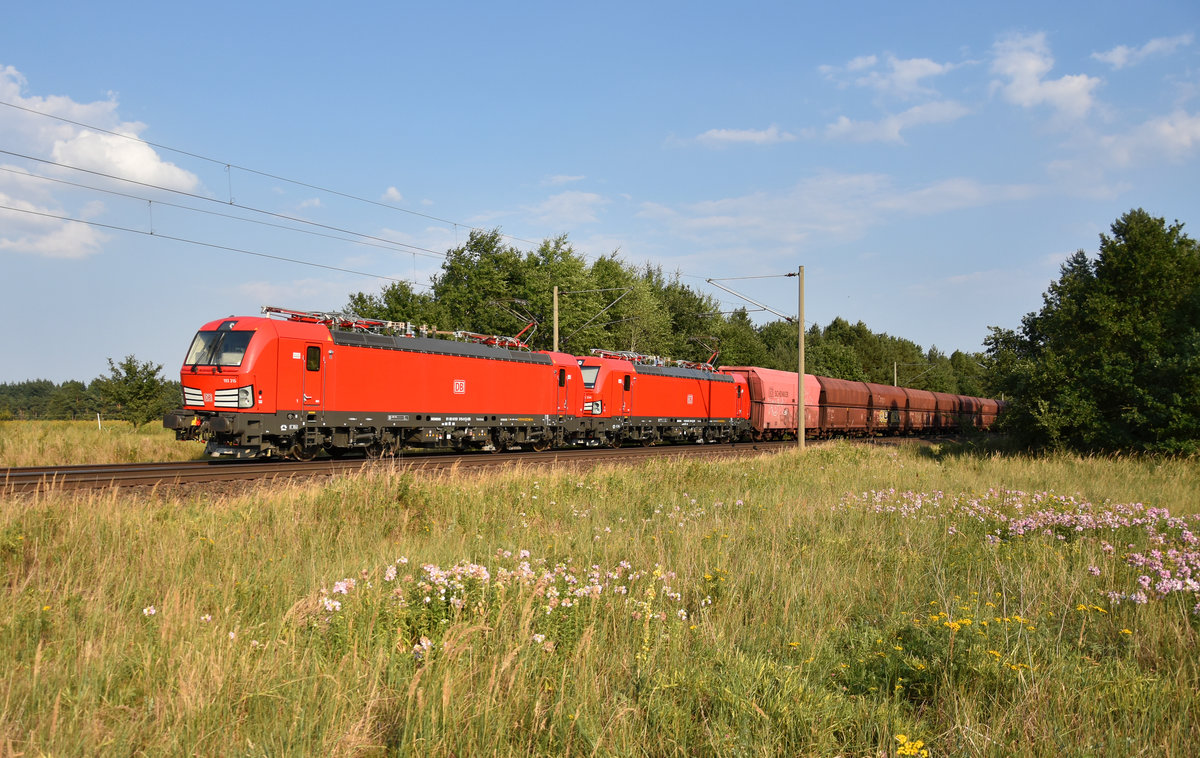 DB mit zwei Vectron 193 315-9 und 193 334-0 in Doppeltraktion, unterwegs in Richtung Hamburg. 3km östlich von Büchen, 26.07.2018
