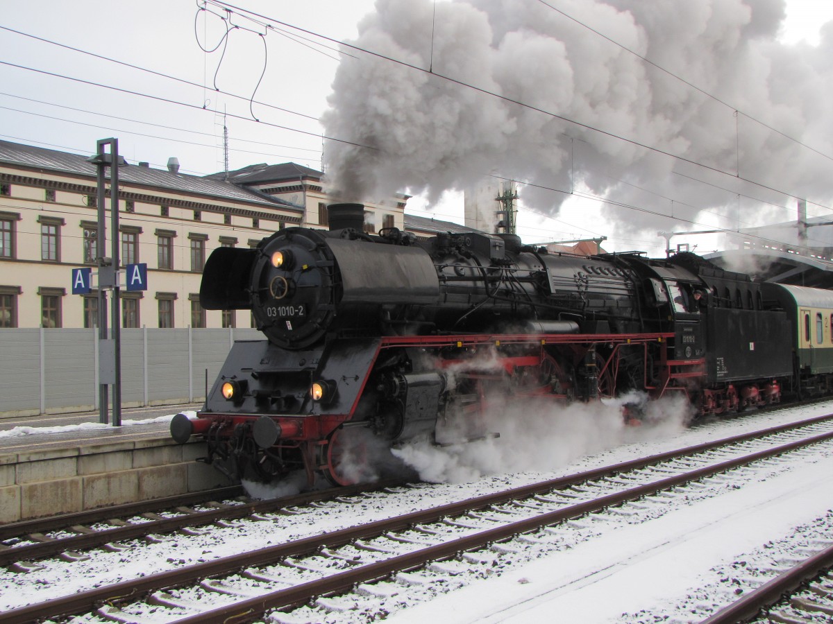 DB Museum 03 1010-2 mit dem RE 16270  Rodelblitz  nach Meiningen, am 25.01.2015 in Erfurt Hbf.