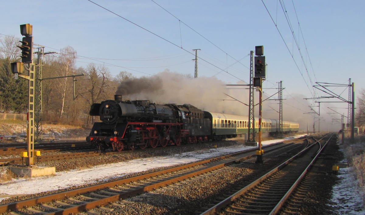 DB Museum 03 1010-2 mit dem RE 16272  Rodelblitz  von Erfurt Hbf nach Meiningen, am 24.01.2015 in Neudietendorf.