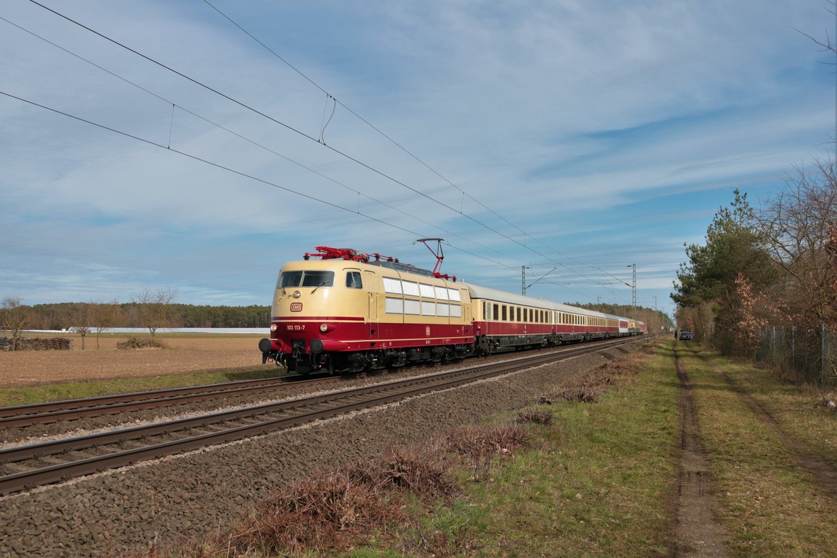 DB Museum 103 113-7 mit Reisezugwagen in Babenhausen am 20.03.21