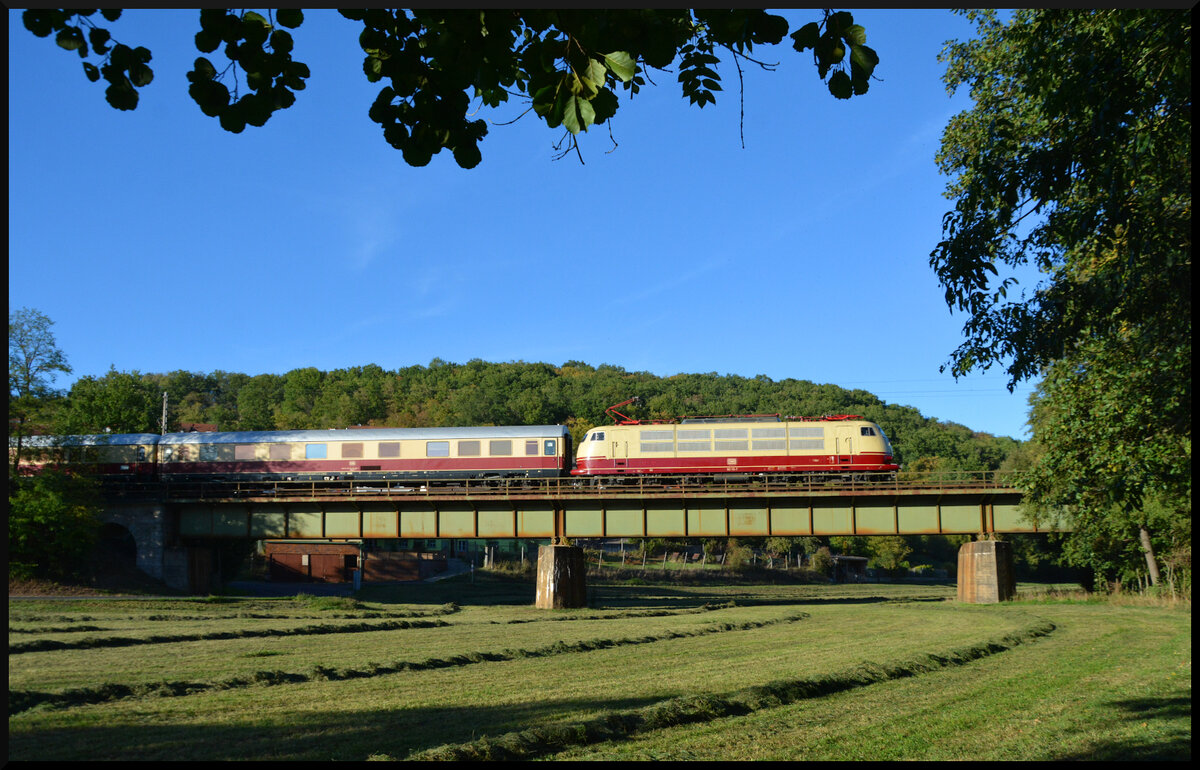 DB Museum 103 113 bef�rderte am 25.09.2026 einen Leerreisezug von Koblenz-L�tzel nach Bamberg. Der Zug befuhr dabei die Werntalbahn und �berquerte mittels dieser Blechtr�gerbr�cke in Sachsenheim das Fl�sschen Wern. Am Folgetag verkehrte die Garnitur als EC 338/339  Der dritte Mann  von Bamberg nach Wien Westbahnhof u. z.