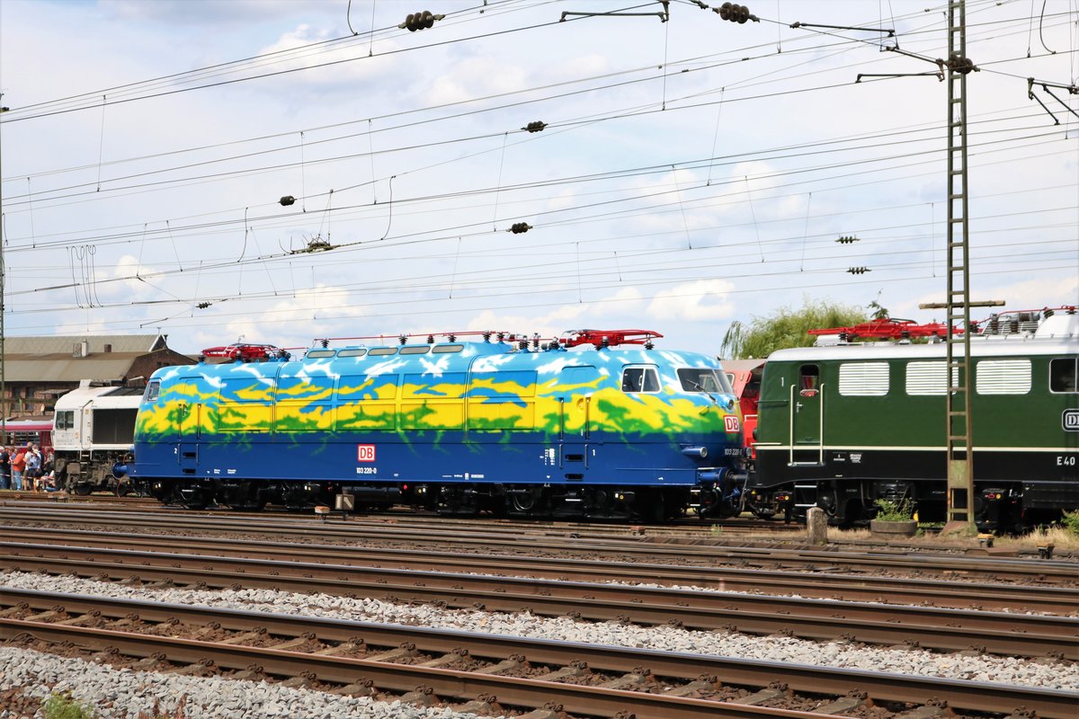 DB Museum 103 220-0 mit frischem Touristik Lack am 16.06.18 in Koblenz Lützel beim Sommerfest von einen Gehweg aus fotografiert
