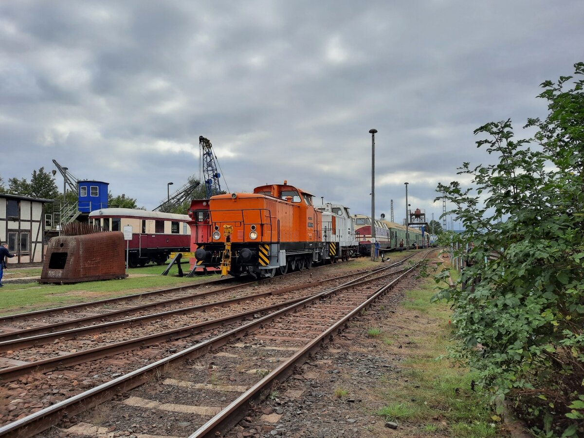 DB Museum 105 021-0 + BWARN V60 1100 am 19.09.2021 auf Rangierfahrt beim Eisenbahnfest im Bw Arnstadt.
