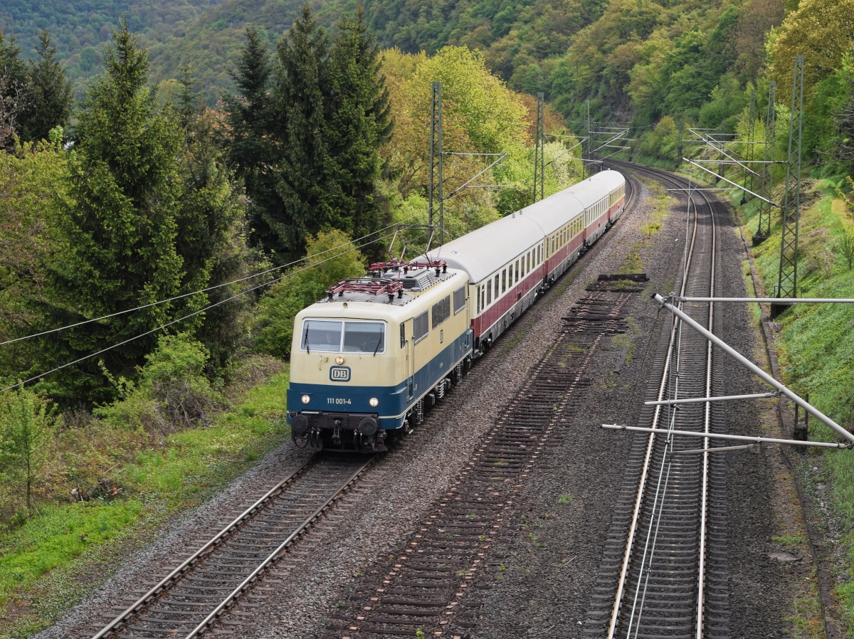 DB Museum 111 001 befindet sich mit einem aus TEE-Wagen bestehenden Sonderzug am 29.04.17 auf der rechten Rheinstrecke in Osterspai auf der Fahrt in Richtung Wiesbaden.