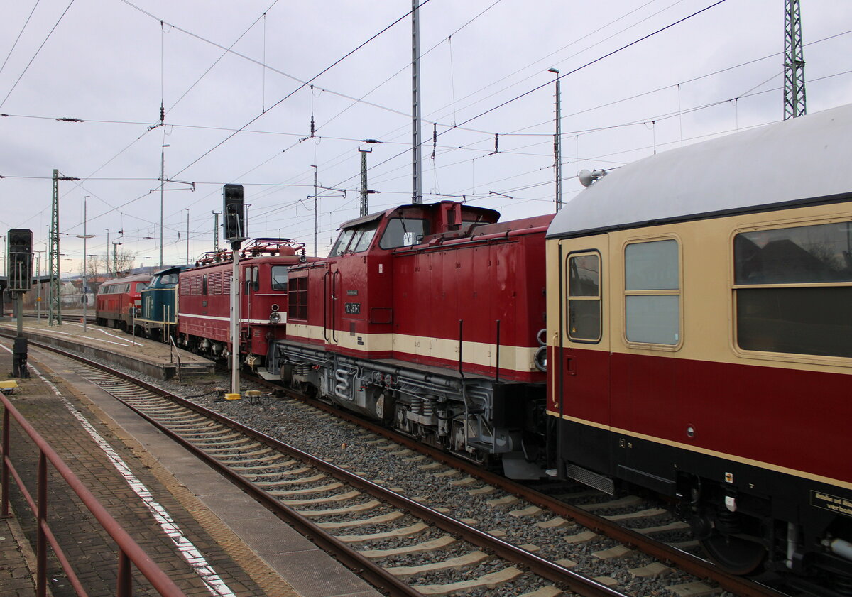 DB Museum 112 457-7 im Lr 91340 von Nrnberg Hbf nach Halle (S) Hbf), am 01.02.2023 in Weimar.