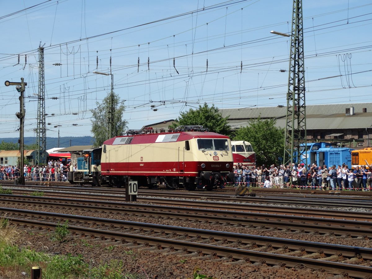 DB Museum 120 004-7 wird mit Köf 3 (333 068-5) in Koblenz Lützel präsentiert leider ist die 120 nicht betriebsfähig